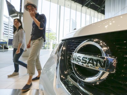 Para posibles fallas de encendido, se deben revisar un poco más de 99,000 automóviles comercializados por Nissan en México (Foto: EPA / KIMIMASA MAYAMA)
