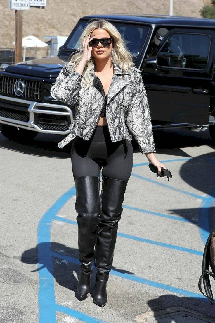 Khloé Kardashian exuda sensualidad en leggings combinados con chaqueta de serpiente y botas hasta el muslo