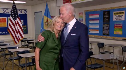 El candidato presidencial por el Partido Demócrata Joe Biden y su esposa 