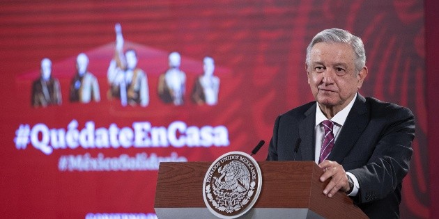 Atrapan a López Obrador con una máscara en el vuelo a Guadalajara