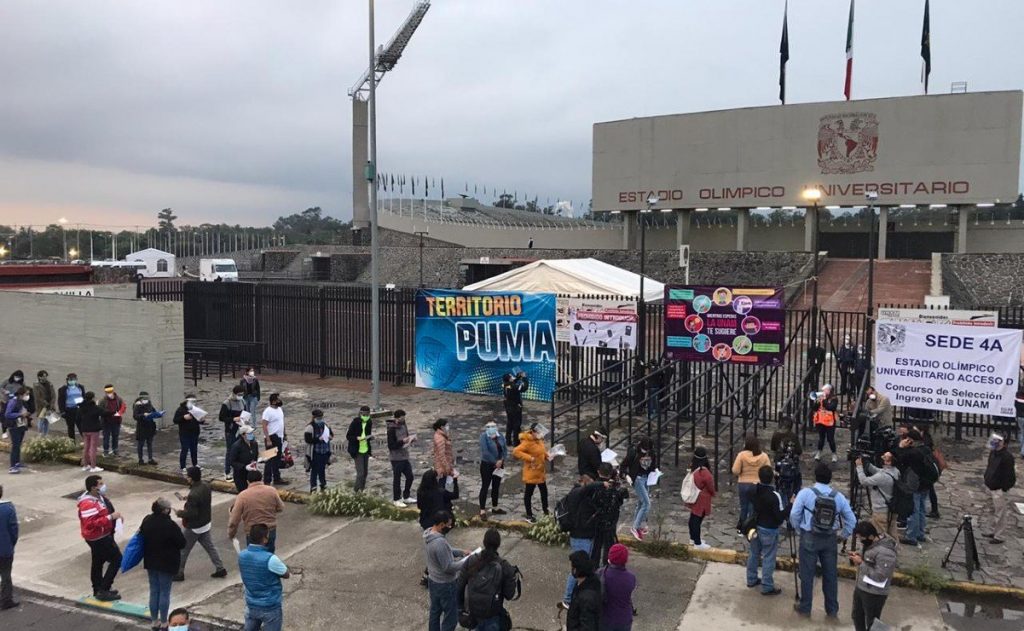 Jóvenes que realizarán examen de licenciatura para la UNAM llegan al Estadio Olímpico