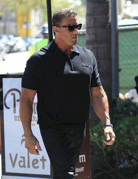 Sylvester Stallone luce un increíble cambio en su musculoso cuerpo a los 74 años