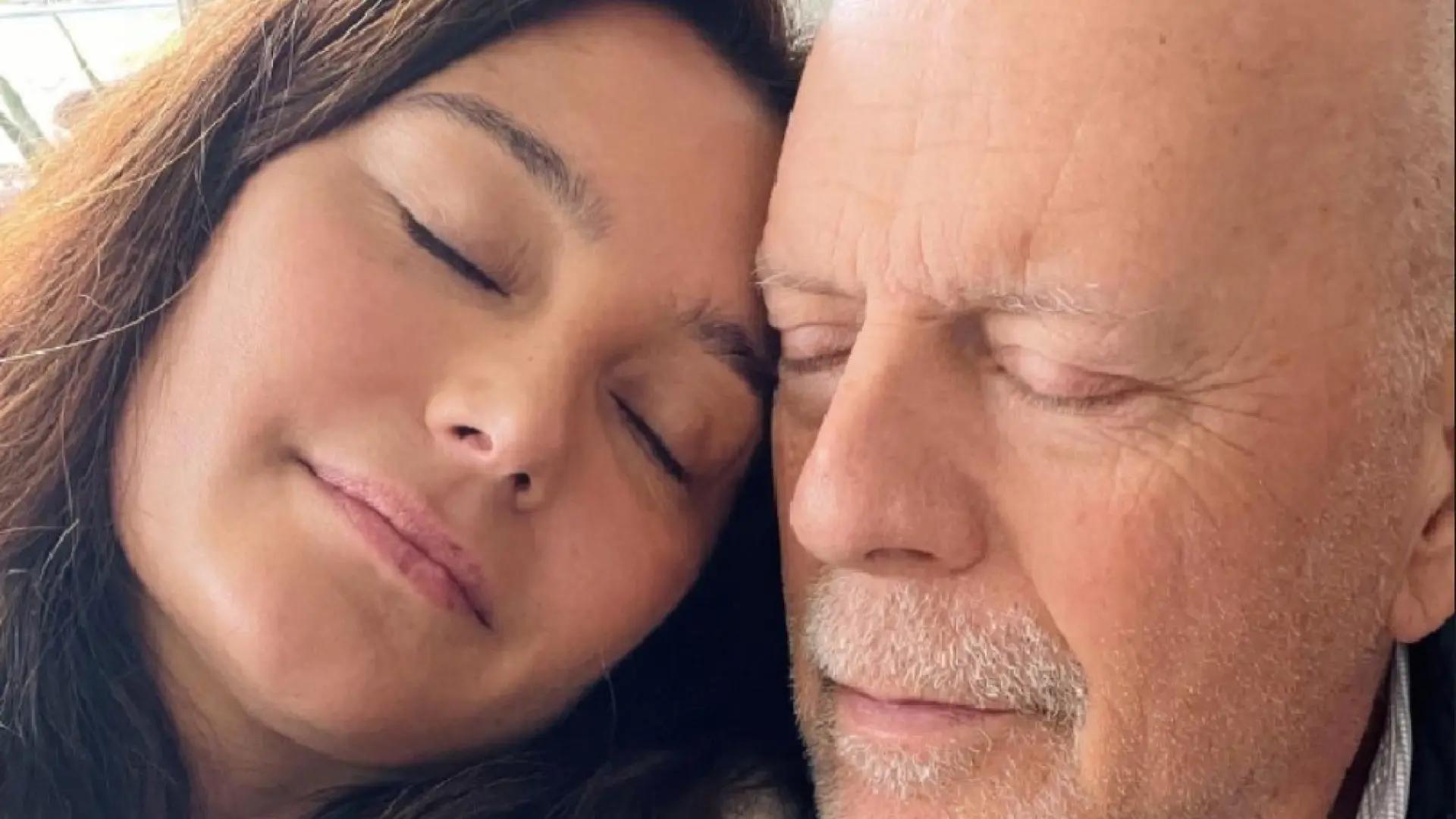 La esposa de Bruce Willis responde las críticas después de vivir: 
