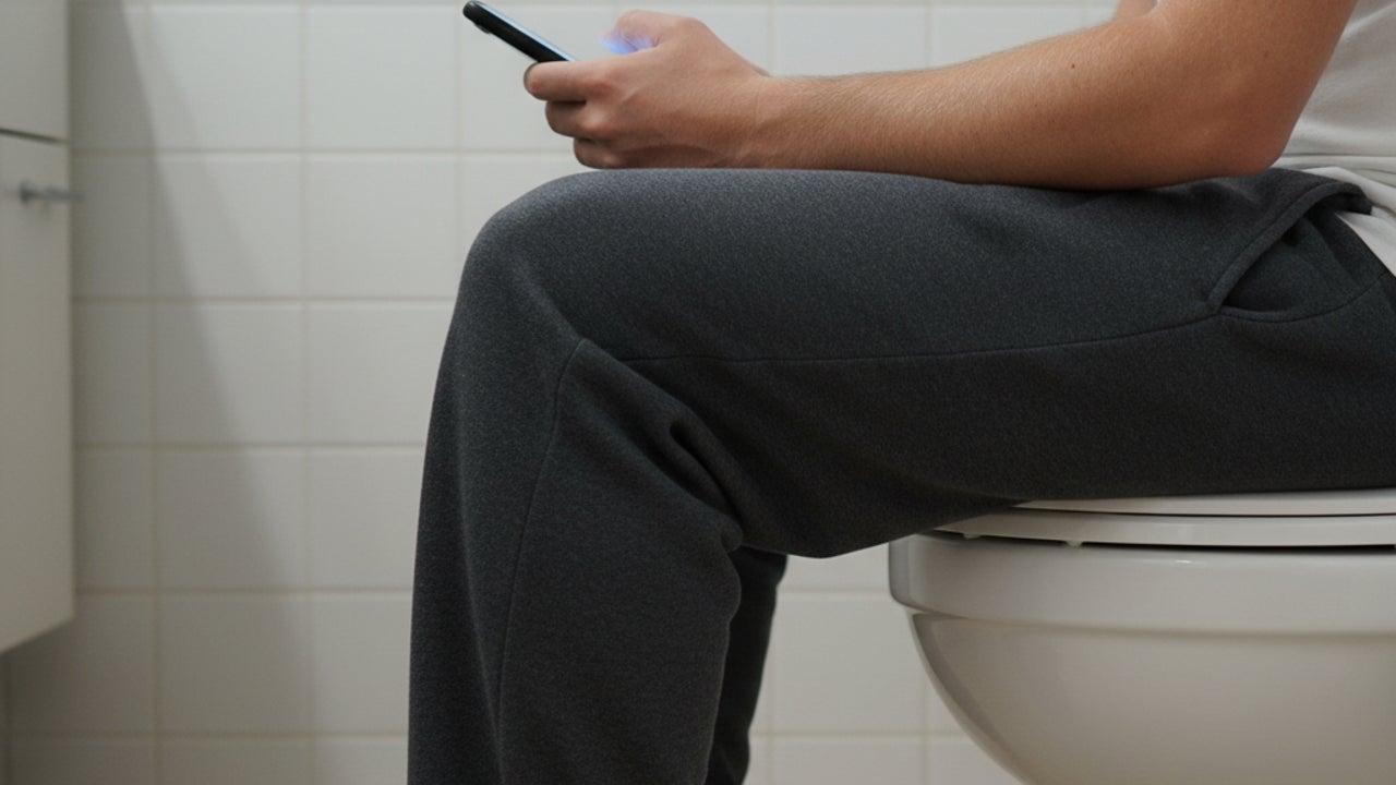 Hábito de destruir su salud: ¿por qué es el tiempo que pasa en el baño con su mó...