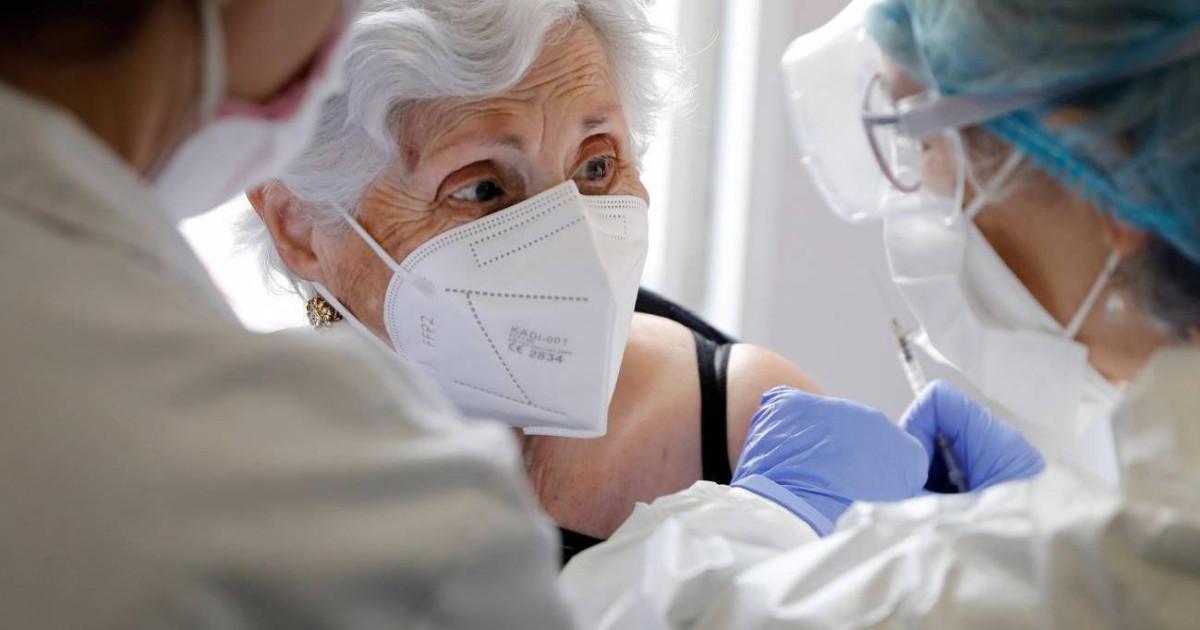 Salud: La ciencia revela por qué las vacunas son menos efectivas en las personas mayores