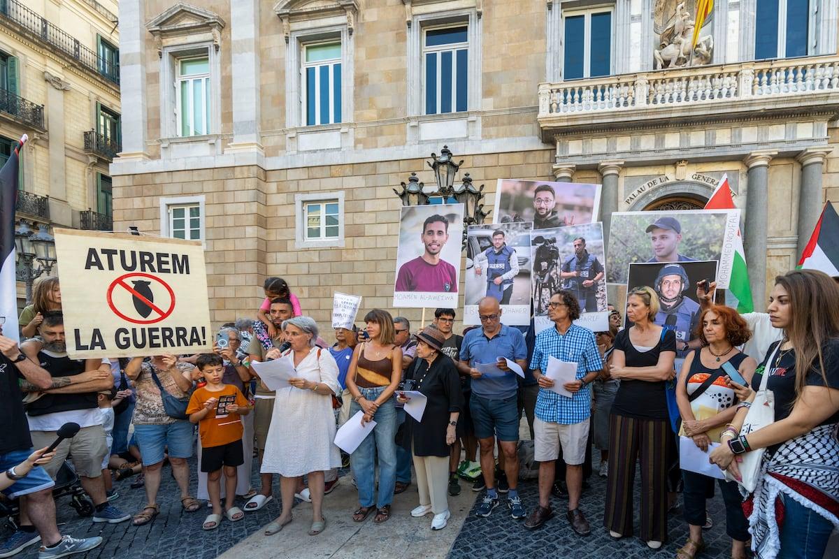 Cientos de manifestantes en Barcelona contra el asesinato de periodistas |Notici...