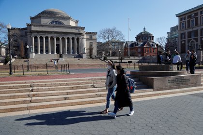 Personas con máscaras faciales caminan frente a la Universidad de Columbia en la ciudad de Nueva York, EE. UU., El 9 de marzo de 2020. REUTERS / Shannon Stapleton