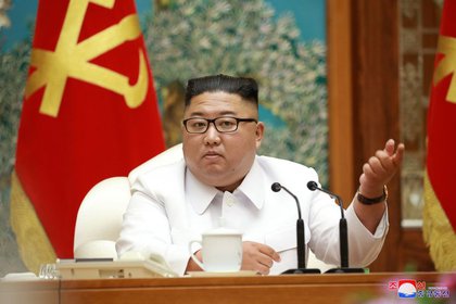 Kim Jong-un en una reunión de emergencia del buró político norcoreano en Pyongyang, publicada el 25 de julio por la agencia local de noticias KCNA.  KCNA a través de REUTERS 
