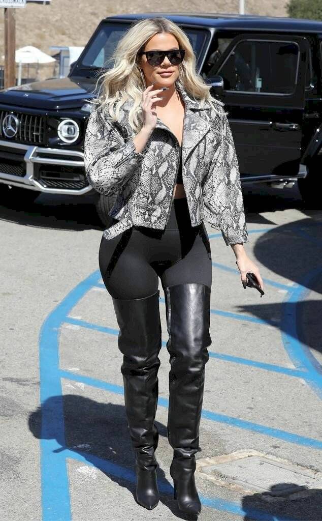 Khloé Kardashian exuda sensualidad en leggings combinados con chaqueta de serpiente y botas hasta el muslo