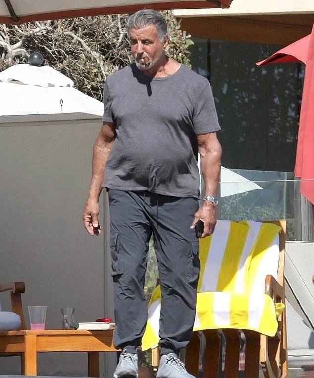 Sylvester Stallone luce un increíble cambio en su musculoso cuerpo a los 74 años
