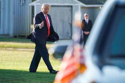 El presidente Trump camina desde Marine One a su llegada a Southampton, Nueva York, el 8 de agosto de 2020 (REUTERS / Joshua Roberts)